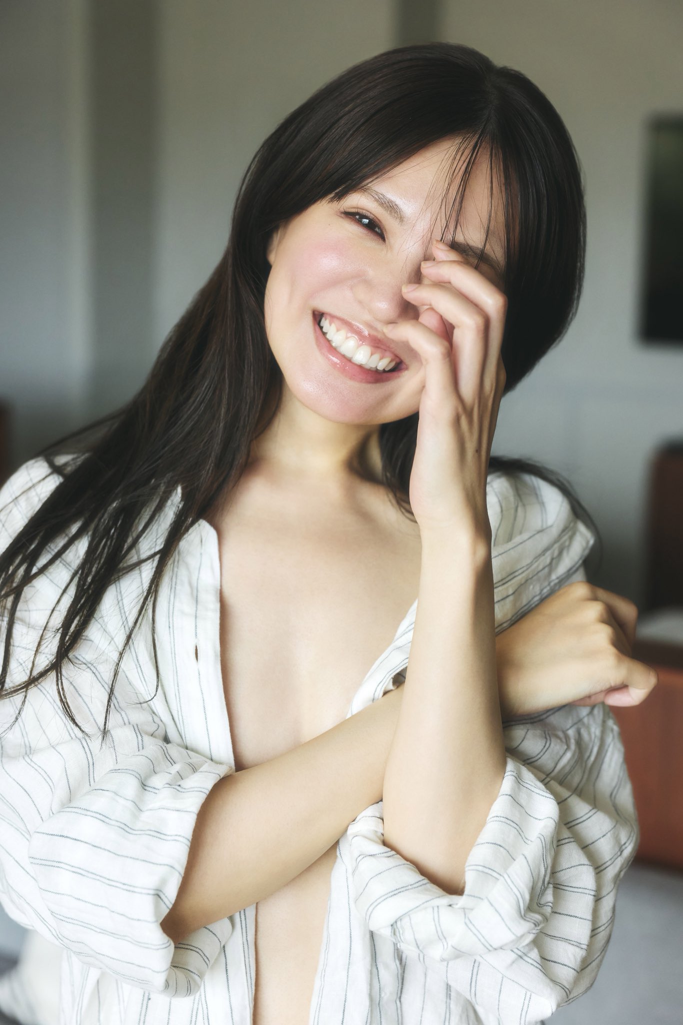 오카모토 아야카 1st 사진집 『빈틈투성이』
