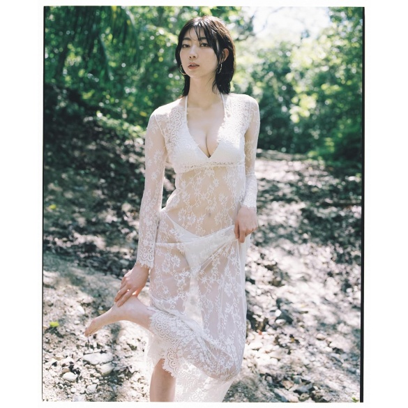 츠타야 리카 1st 사진집 『진흙 속의 꽃』